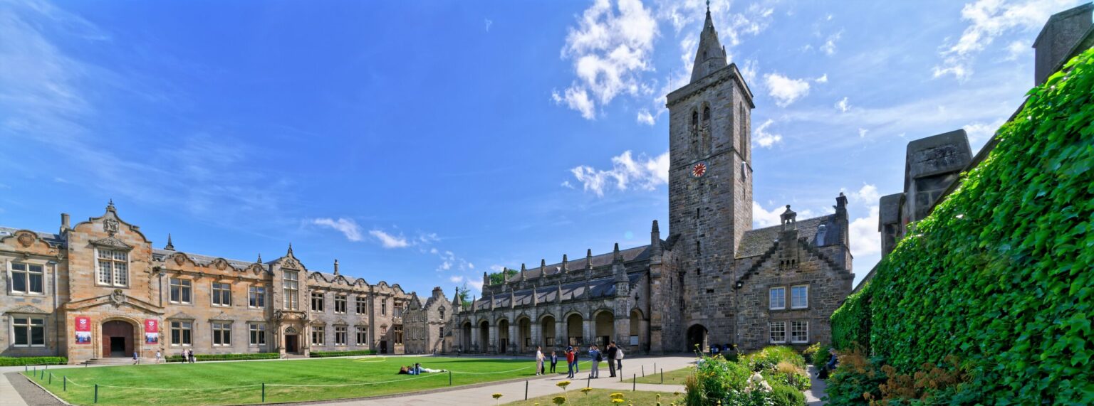 908_wurde_St_Andrews_bereits_Bischohfssitz._13-scaled-e1720737580889-1536x571.jpg